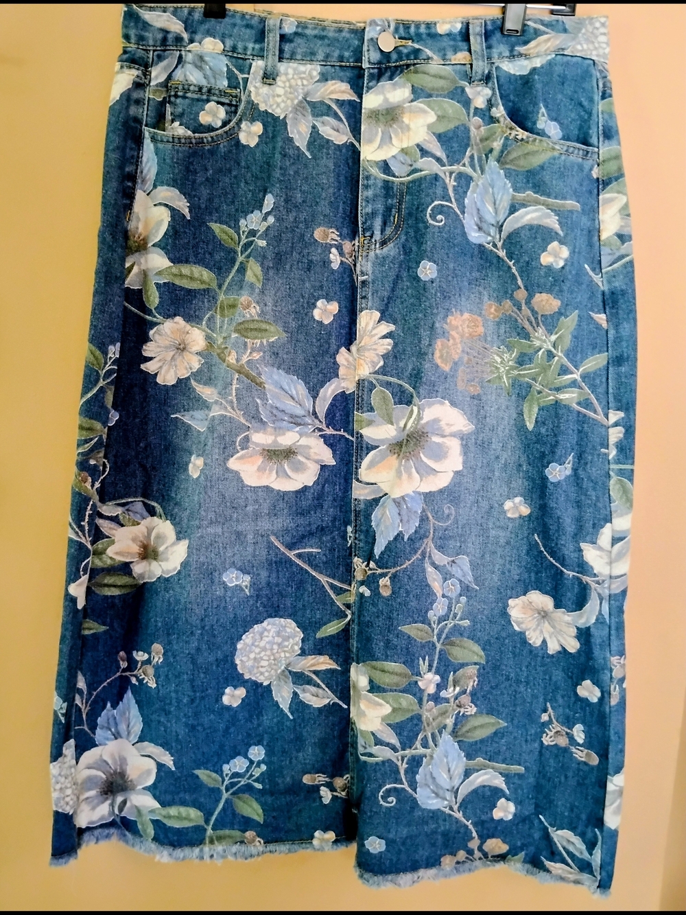 NWT: NEVER Worn. Floral Denim Midi Skirt Featuring Blue, White & Green Blooms.